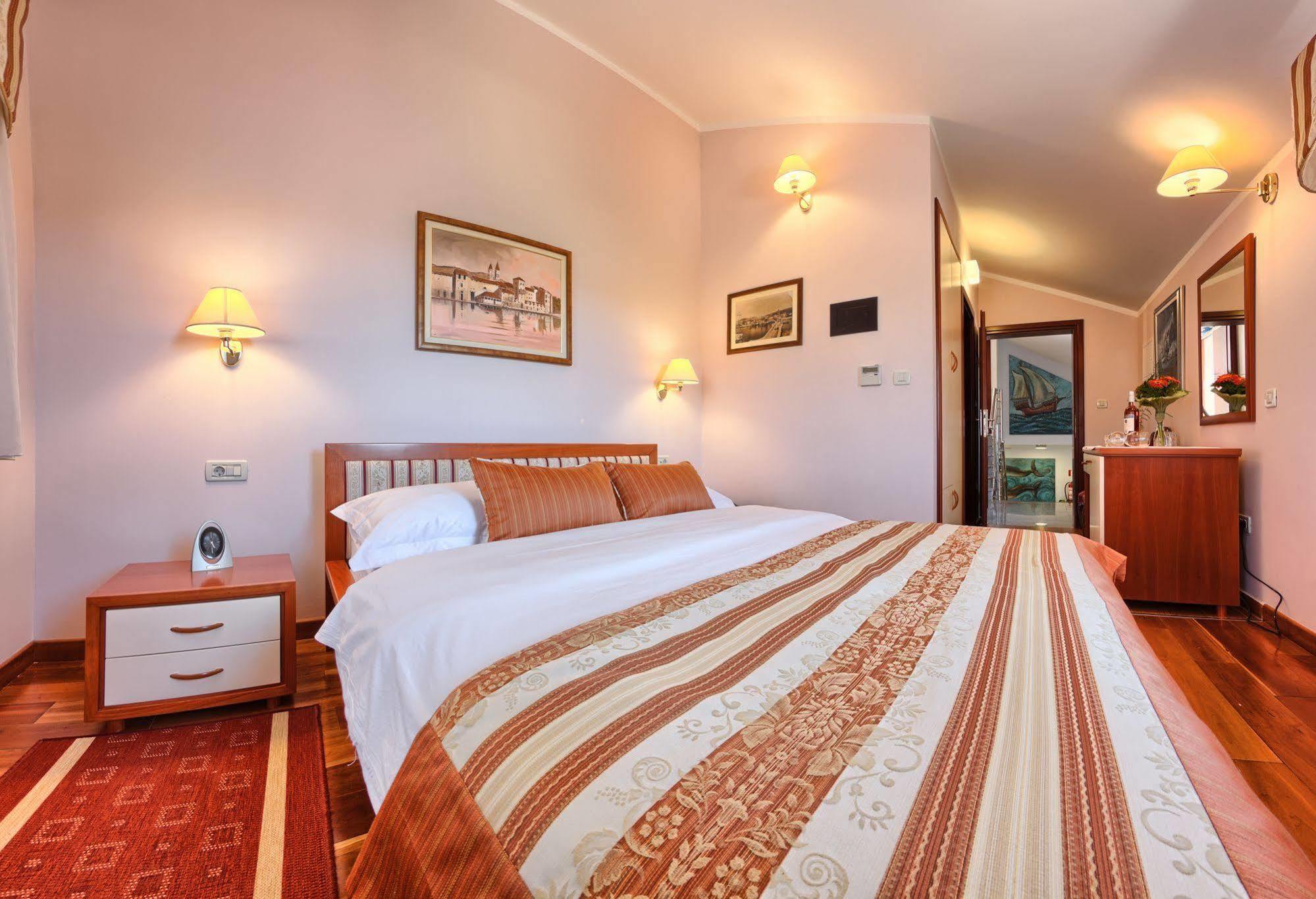 Hotel Трогір Екстер'єр фото