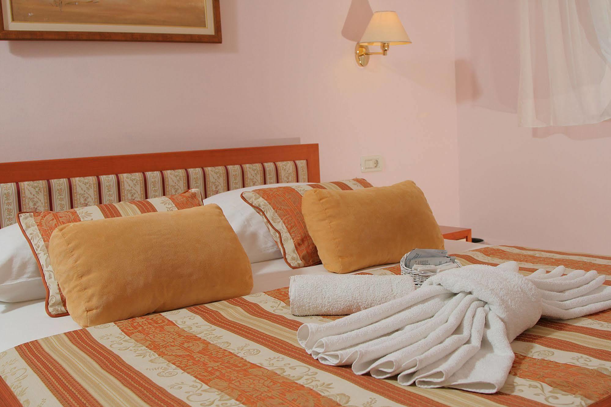 Hotel Трогір Екстер'єр фото