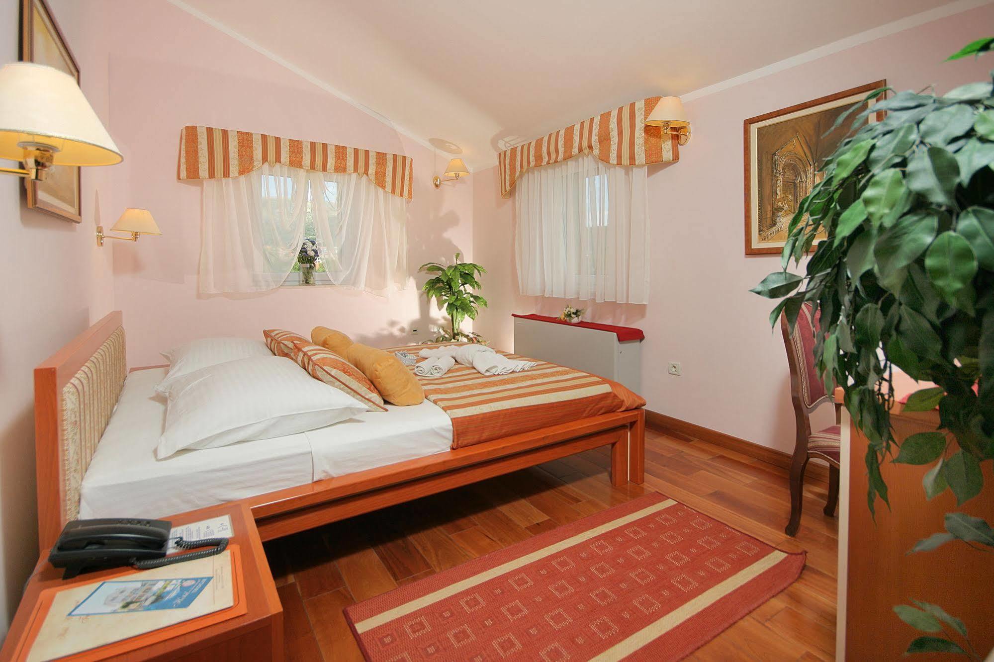 Hotel Трогір Екстер'єр фото